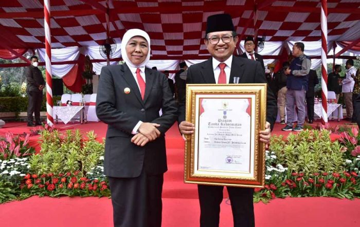 Dirut Petrokimia Gresik Raih Lencana Jer Basuki Mawa Beya dari Gubernur Khofifah Dirut Petrokimia Gresik Raih Lencana Jer Basuki Mawa Beya dari Gubernur Khofifah