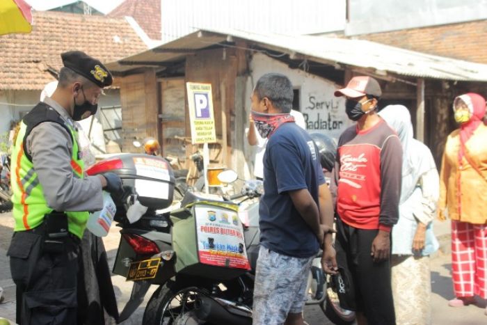 Edukasi Masyarakat Gunakan Masker Bersih, Polisi Keliling Tukar Masker Lama Jadi Baru Edukasi Masyarakat Gunakan Masker Bersih, Polisi Keliling Tukar Masker Lama Jadi Baru