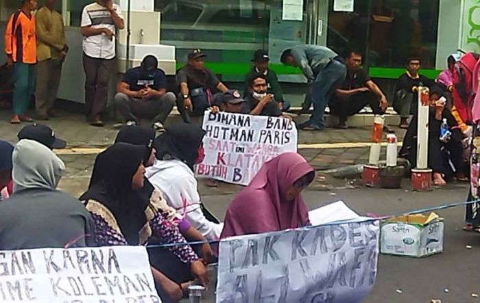 Tuntut Pembebasan Kepala Desa Klatakan, PN Jember Didemo Warga Tuntut Pembebasan Kepala Desa Klatakan, PN Jember Didemo Warga