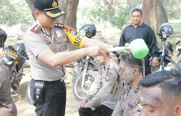Kapolres Gresik Mandikan 12 Bintara Baru Kapolres Gresik Mandikan 12 Bintara Baru