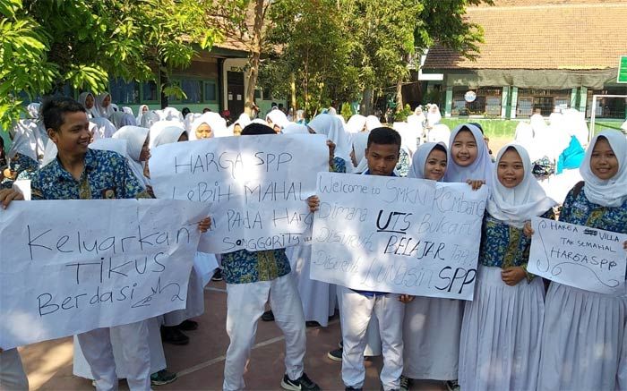 Siswa SMKN 1 Rembang Demo Tuntut Mundur Kepala Sekolah Mundur, Protes Mahalnya SPP Siswa SMKN 1 Rembang Demo Tuntut Mundur Kepala Sekolah Mundur, Protes Mahalnya SPP
