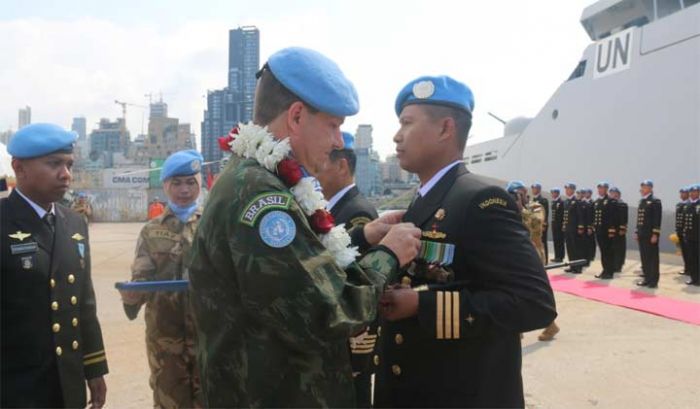 Prajurit Satgas Maritim TNI Konga XXVIII-K/KRI Sultan Hasanudin-366 Terima Penghargaan di Lebanon