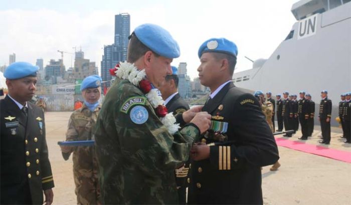 Prajurit Satgas Maritim TNI Konga XXVIII-K/KRI Sultan Hasanudin-366 Terima Penghargaan di Lebanon Prajurit Satgas Maritim TNI Konga XXVIII-K/KRI Sultan Hasanudin-366 Terima Penghargaan di Lebanon
