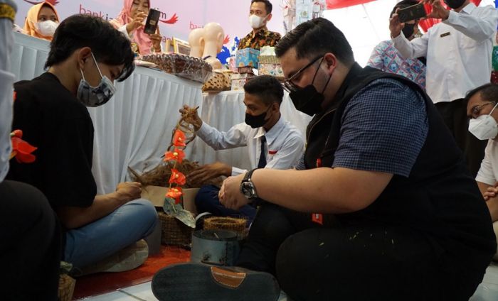 Bupati Kediri Apresiasi Produk UMKM dari Penyandang Disabilitas Bupati Kediri Apresiasi Produk UMKM dari Penyandang Disabilitas