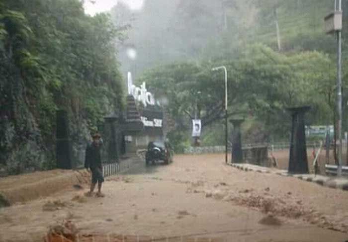 Jalur Pacitan-Ponorogo Tertimbun Genangan Air dan Lumpur Jalur Pacitan-Ponorogo Tertimbun Genangan Air dan Lumpur