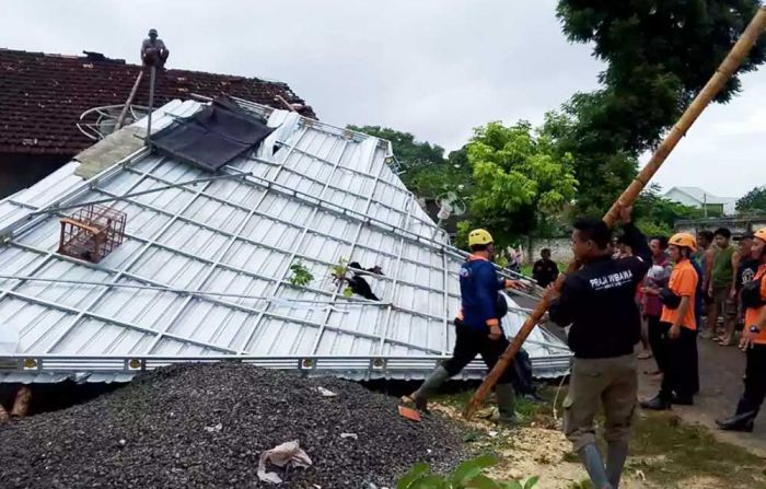 Belasan Rumah Warga di Tuban Rusak Diterjang Puting Beliung Belasan Rumah Warga di Tuban Rusak Diterjang Puting Beliung