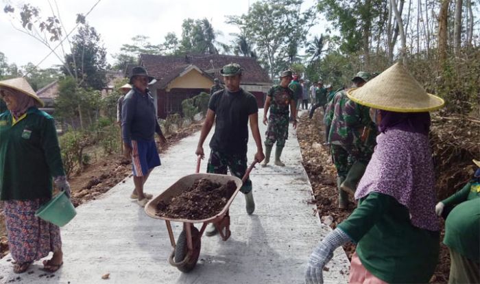 Terik Matahari Tak Surutkan Satgas TMMD dan Warga Terus Berkarya