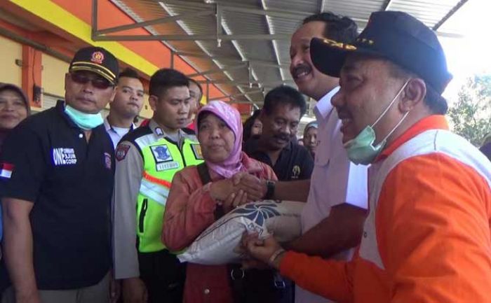 Dinas Sosial Ponorogo Berikan Bantuan ke Pedagang Songgolangit Dinas Sosial Ponorogo Berikan Bantuan ke Pedagang Songgolangit