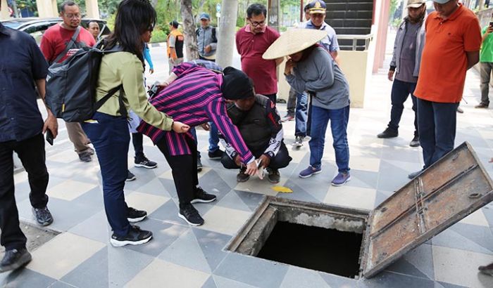 Wali Kota Risma Siap Atasi Genangan Air di Mayjen Sungkono Wali Kota Risma Siap Atasi Genangan Air di Mayjen Sungkono