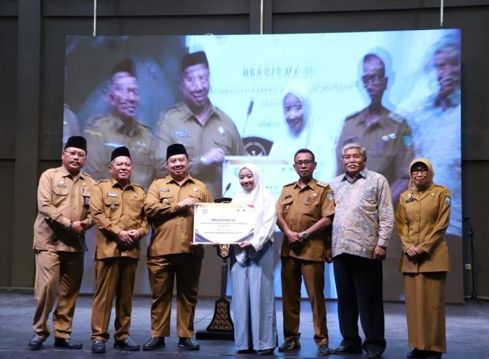 Bangun SDM Unggul, Pemkab Jombang Beri Beasiswa untuk Siswa Berprestasi Kurang Mampu Bangun SDM Unggul, Pemkab Jombang Beri Beasiswa untuk Siswa Berprestasi Kurang Mampu