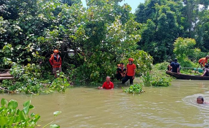 ​Antisipasi Banjir, BPBD Gresik dan Relawan Bersihkan Sungai Keramat Duduksampeyan