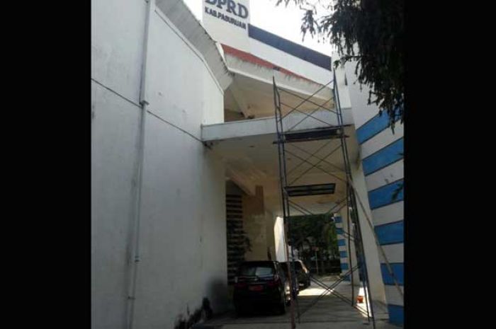 Tembok Depan DPRD Pasuruan yang Kusam dan Berlumut hanya Dilakukan Pengecatan Tembok Depan DPRD Pasuruan yang Kusam dan Berlumut hanya Dilakukan Pengecatan