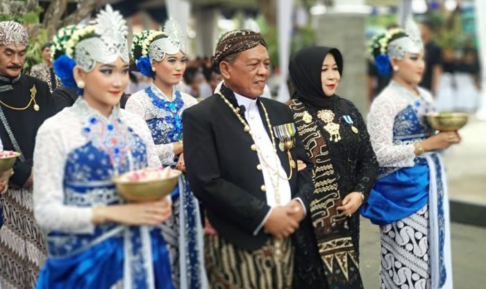 Ribuan Warga Banjiri Halaman Pendopo Saksikan Prosesi Kirab Agung Hari Jadi Pacitan ke-275 Ribuan Warga Banjiri Halaman Pendopo Saksikan Prosesi Kirab Agung Hari Jadi Pacitan ke-275