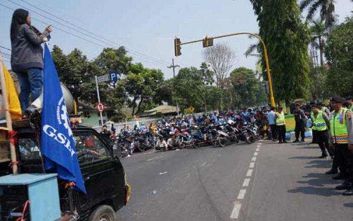 Tolak PP tentang Pengupahan, FPR dan Buruh se-Jombang Kawal Penetapan UMK 2016 Tolak PP tentang Pengupahan, FPR dan Buruh se-Jombang Kawal Penetapan UMK 2016