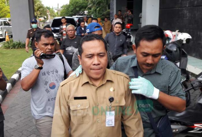 Geledah Kantor BPPKAD Gresik, Petugas Kejaksaan Gelandang Sekretaris Geledah Kantor BPPKAD Gresik, Petugas Kejaksaan Gelandang Sekretaris