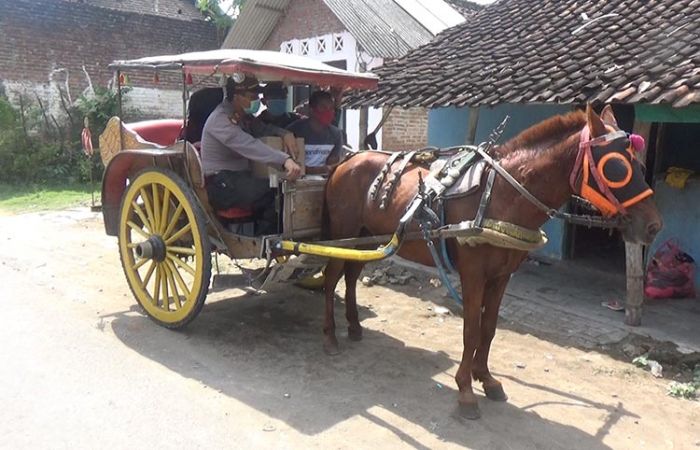 Unik, Kapolsek, Danramil, serta Camat di Jombang Naik Delman Bagikan Sembako