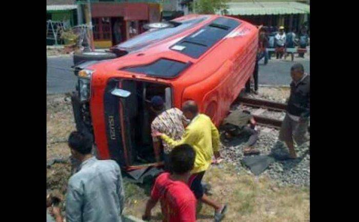 Kecelakaan Mobil Rombongan Jamaah Syadziliyyah: Ditabrak KA karena Palang Pintu tak Ditutup