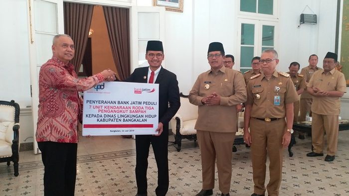 ​DLH Bangkalan Terima 7 Unit Kendaraan Bak Sampah R3 dari Bank Jatim