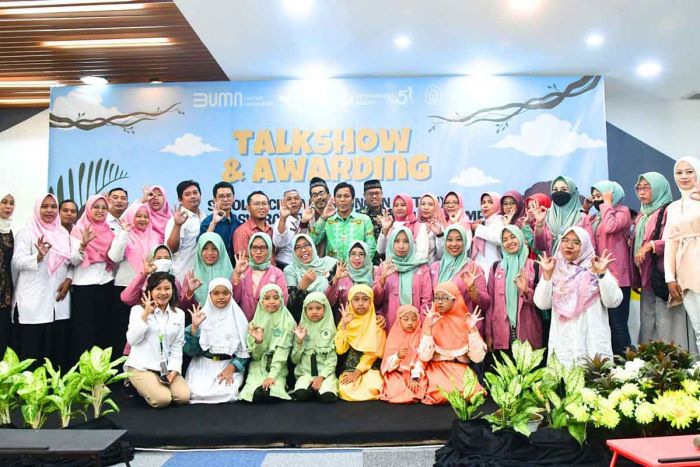 Petrokimia Gresik Dorong Lingkungan Sehat Bersama Sekolah di Sekitar Perusahaan Petrokimia Gresik Dorong Lingkungan Sehat Bersama Sekolah di Sekitar Perusahaan