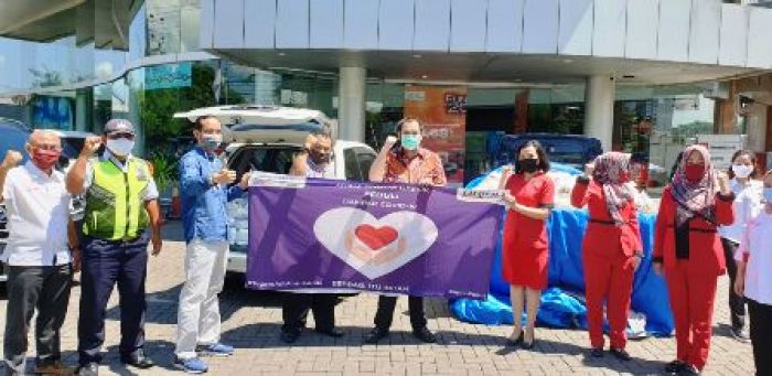 Bagi Sembako, Arina Toyota Gresik Peduli Dampak COVID-19