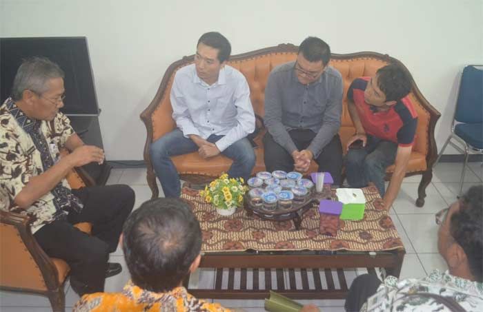 Tiga WNA Asal Tiongkok Diamankan saat Berkunjung ke Pabrik Holcim di Tuban Tiga WNA Asal Tiongkok Diamankan saat Berkunjung ke Pabrik Holcim di Tuban