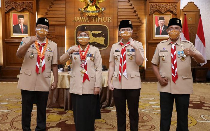 Wali Kota Pasuruan Terima Lencana Emas dari Gubernur Jawa Timur Wali Kota Pasuruan Terima Lencana Emas dari Gubernur Jawa Timur