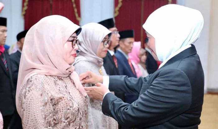 Gubernur Khofifah Sematkan Satyalancana Karya Satya pada 206 Guru Gubernur Khofifah Sematkan Satyalancana Karya Satya pada 206 Guru
