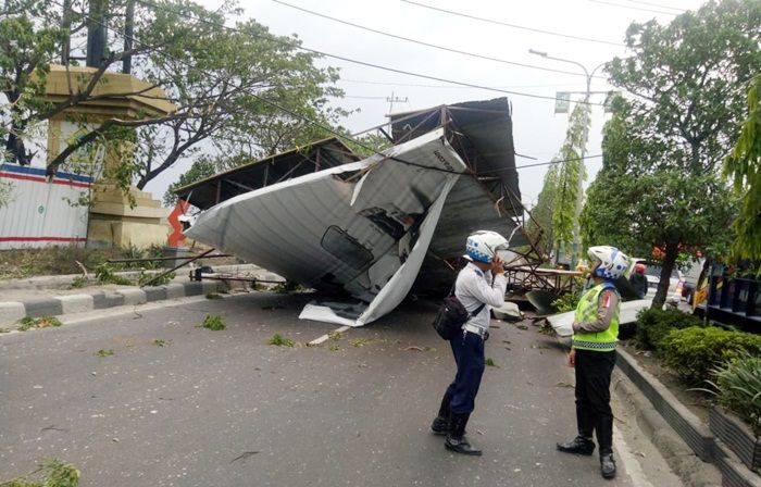 Diduga Tak Berizin, Baliho Raksasa di Gresik Diduga Tak Berizin, Baliho Raksasa di Gresik