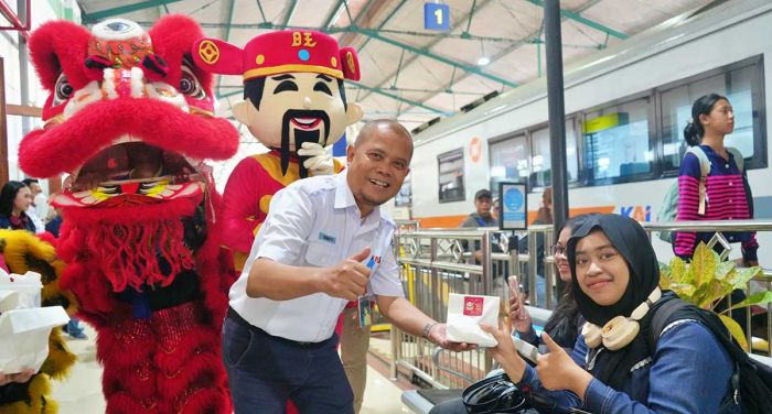 KAI Daop 7 Madiun Sambut Imlek 2577 dengan Atraksi Barongsai di Stasiun