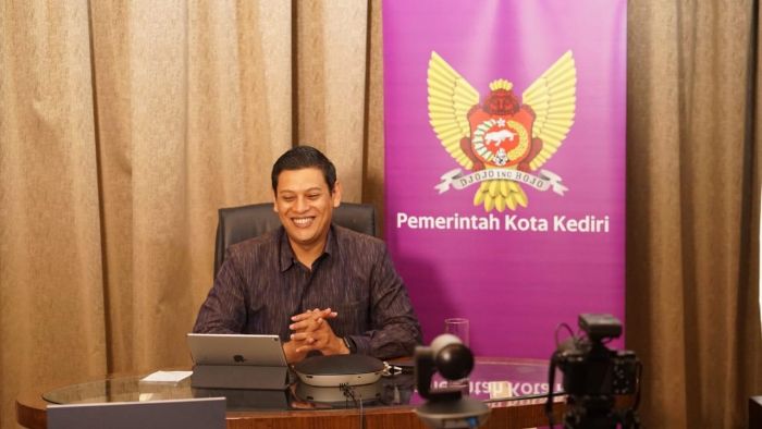 Wali Kota Kediri Bagikan Tips Bijak Menggunakan Media Sosial dalam PKKMB PSDKU UB Kediri 2020 Wali Kota Kediri Bagikan Tips Bijak Menggunakan Media Sosial dalam PKKMB PSDKU UB Kediri 2020