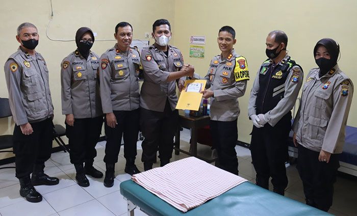 Kapolres Batu Beri Bantuan untuk Korban Pengamanan Tragedi Kanjuruhan Kapolres Batu Beri Bantuan untuk Korban Pengamanan Tragedi Kanjuruhan