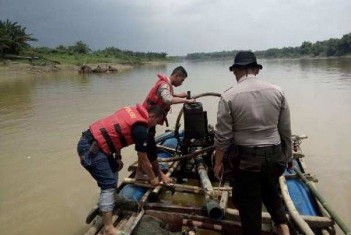 Polres Bojonegoro Bakar Diesel Penambang Pasir Ilegal Polres Bojonegoro Bakar Diesel Penambang Pasir Ilegal