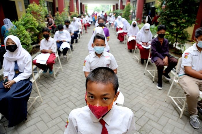 18.623 Pelajar Telah Vaksin di Puluhan Titik Lokasi SMP se-Surabaya 18.623 Pelajar Telah Vaksin di Puluhan Titik Lokasi SMP se-Surabaya