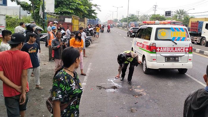 Terpeleset saat Mendahului Truk di Jalan Raya Bypass Krian, Pemotor Tewas Terlindas Terpeleset saat Mendahului Truk di Jalan Raya Bypass Krian, Pemotor Tewas Terlindas