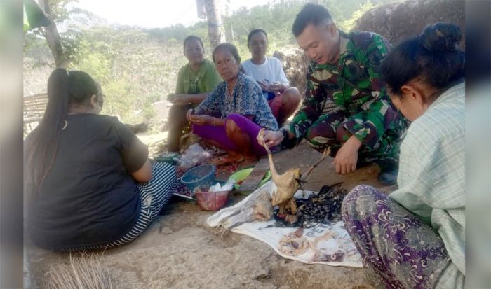 Bakar-bakar Ayam jadi Ajang Perpisahan Satgas TMMD 106 Donomulyo dengan Warga Bakar-bakar Ayam jadi Ajang Perpisahan Satgas TMMD 106 Donomulyo dengan Warga