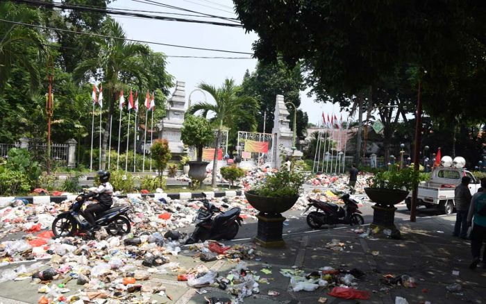 DLHK Sidoarjo: Aksi Protes Biaya Ritasi Bukan Petugas Kebersihan DLHK Sidoarjo: Aksi Protes Biaya Ritasi Bukan Petugas Kebersihan