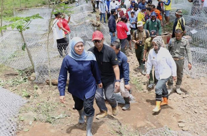 Tempuh Medan Berat, Gubernur Khofifah Beri Semangat dan Bantuan Pengungsi Banjir Bandang Jember