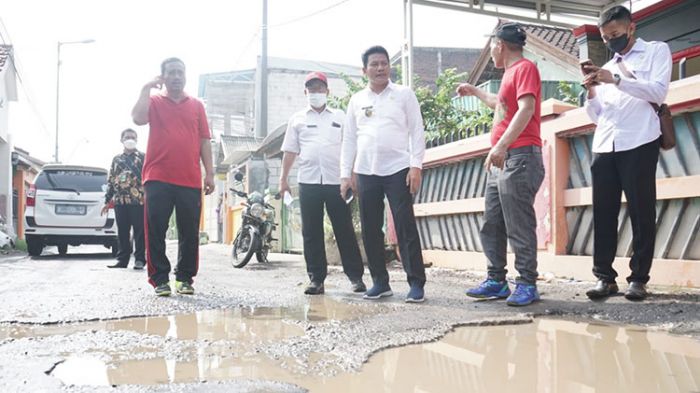 Wakil Bupati Sidoarjo Dorong Perusahaan Berpartisipasi Perbaiki Jalan Rusak di Kawasan Industri Wakil Bupati Sidoarjo Dorong Perusahaan Berpartisipasi Perbaiki Jalan Rusak di Kawasan Industri