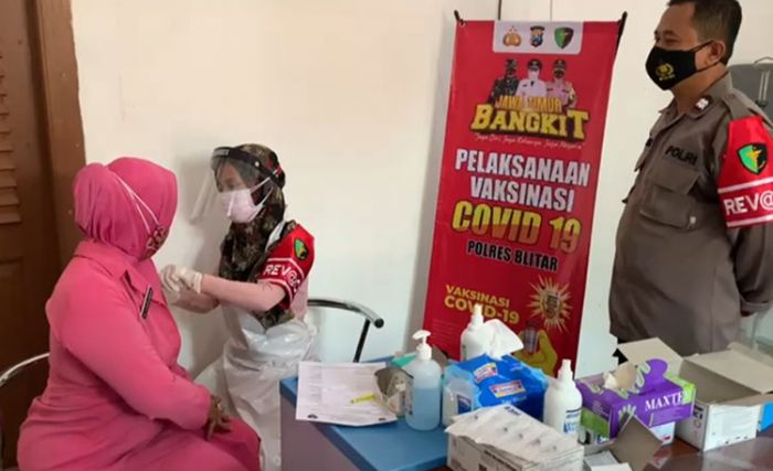 Gelar Vaksinasi Massal, Polres Blitar Sasar Keluarga Polri Gelar Vaksinasi Massal, Polres Blitar Sasar Keluarga Polri