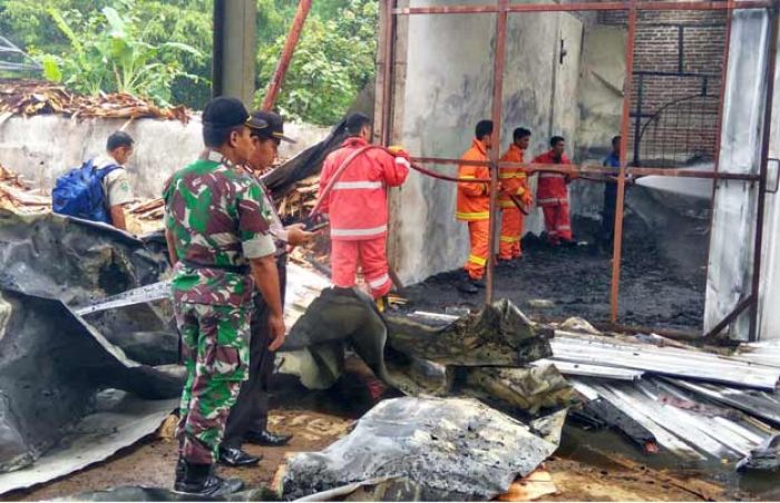 Pabrik Triplek di Desa Tumpuk Trenggalek Terbakar | Bangsa ...