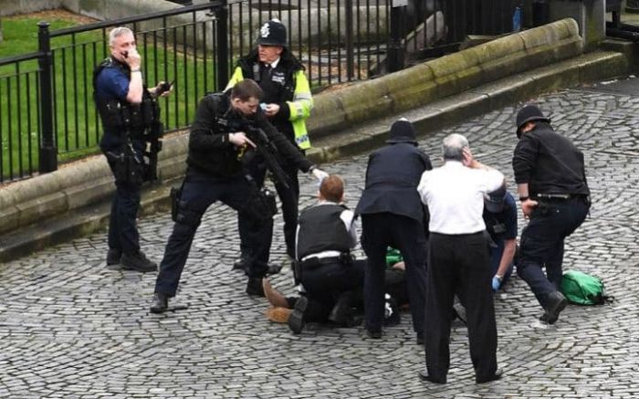 Teroris Bersenjata Belati Serang Parlemen di London, Lima Tewas Teroris Bersenjata Belati Serang Parlemen di London, Lima Tewas
