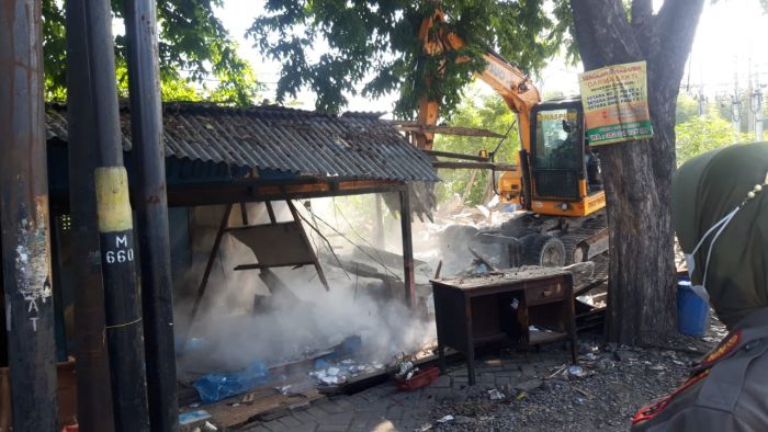 Pembongkaran 22 Kios untuk Pelebaran Jalan Raya Manyar Gresik Berjalan Kondusif Pembongkaran 22 Kios untuk Pelebaran Jalan Raya Manyar Gresik Berjalan Kondusif
