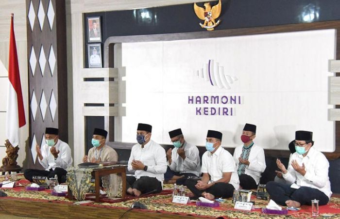 Peringati Nuzulul Quran, Wali Kota Kediri Ikuti Khotmil Quran Kubro Online Pemprov Jatim Peringati Nuzulul Quran, Wali Kota Kediri Ikuti Khotmil Quran Kubro Online Pemprov Jatim