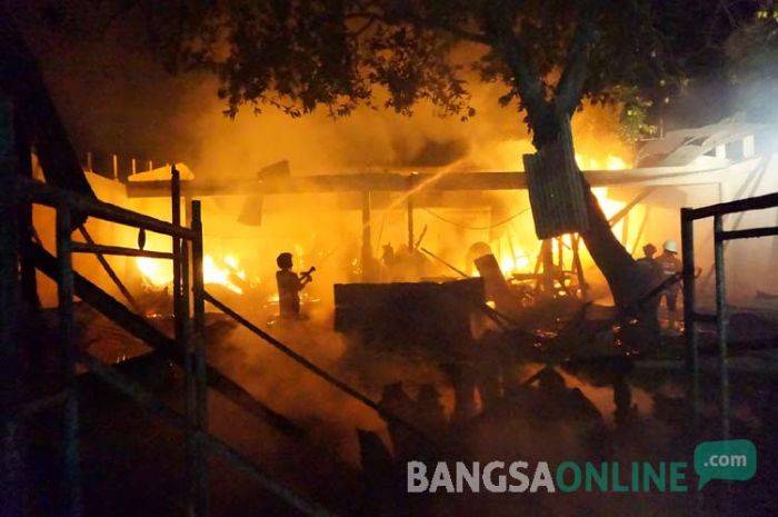 Kebakaran di Jelakombo Jombang: Gudang Mebel Ludes, Kerugian Capai Ratusan Juta Kebakaran di Jelakombo Jombang: Gudang Mebel Ludes, Kerugian Capai Ratusan Juta