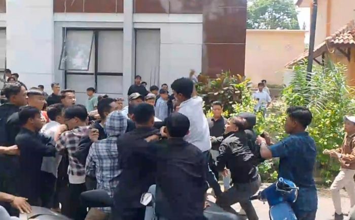 VIRAL! Video 15 Detik Sekelompok Mahasiswa Diduga Unira Terlibat Perkelahian di Halaman Kampus