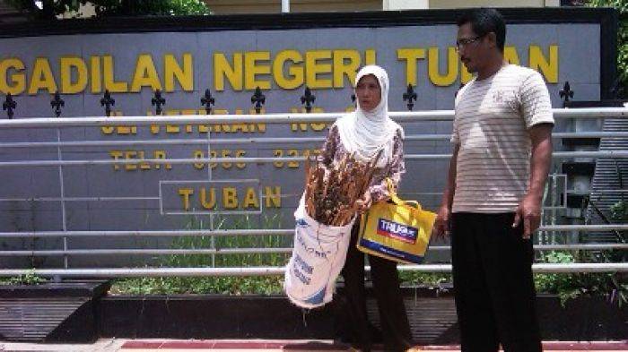Sidang Sengketa Tanah di Tuban, Hakim Diberi Bukti Tebon Jagung Sidang Sengketa Tanah di Tuban, Hakim Diberi Bukti Tebon Jagung