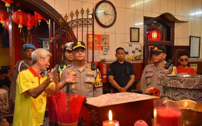 Kapolres Gresik Tinjau Perayaan Imlek di Klenteng Kim Hin Kiong TITD Kapolres Gresik Tinjau Perayaan Imlek di Klenteng Kim Hin Kiong TITD