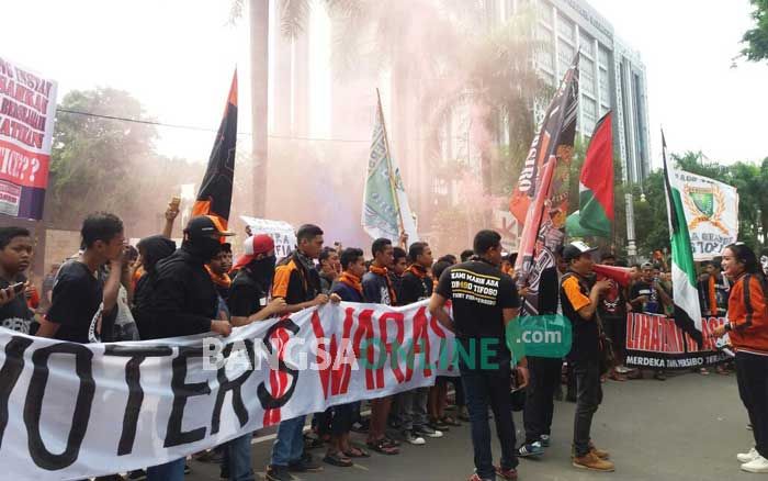 Urung Bakar Atribut Suporter, Boro Mania Pilih Segel Kantor PSSI Urung Bakar Atribut Suporter, Boro Mania Pilih Segel Kantor PSSI