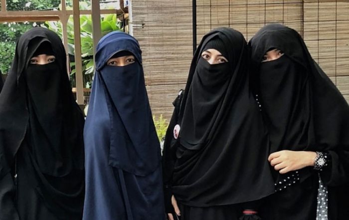 Tafsir Al-Isra 107: Cadar "Bukan" Pakaian Tradisi Wanita Arab Tafsir Al-Isra 107: Cadar "Bukan" Pakaian Tradisi Wanita Arab
