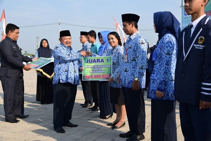 Pemberian Reward Warnai Peringatan Hardiknas di Madiun